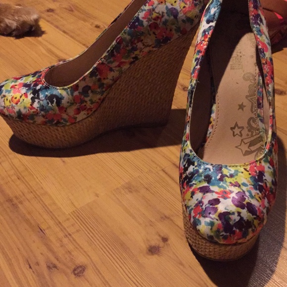 Floral wedges - Picture 2 of 2